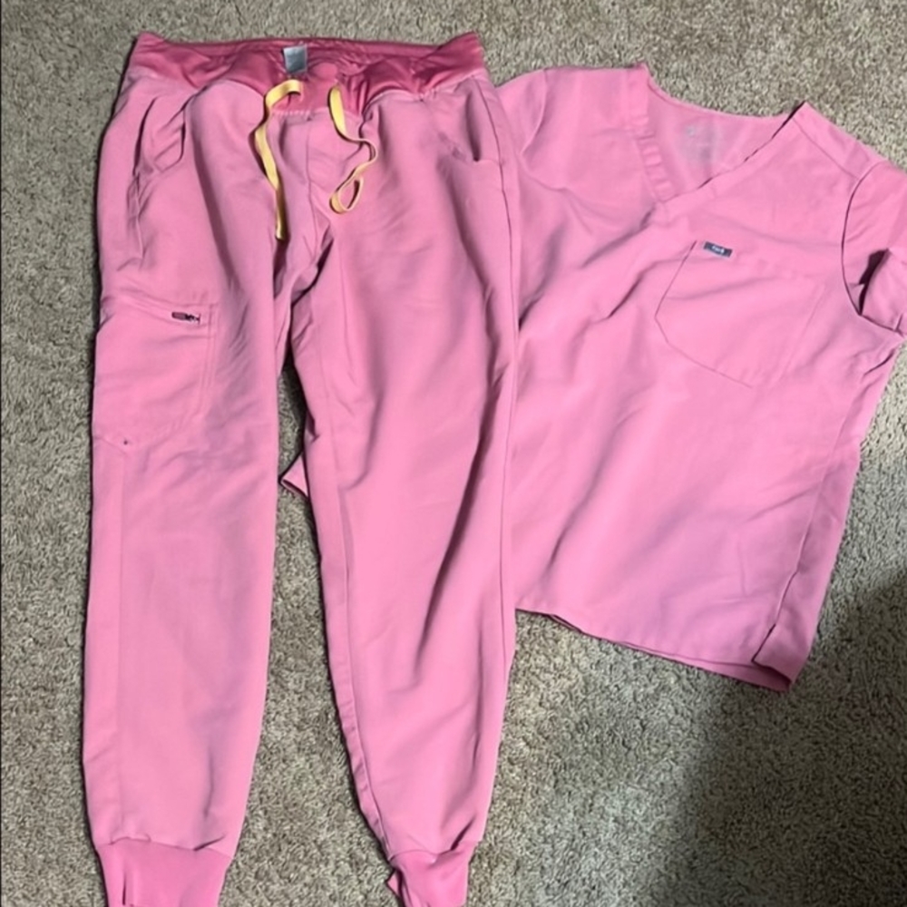 Figs Pink Women's Jogger Scrub Set